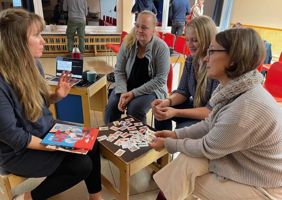 Malika Krempin (links) hielt einen Workshop für Eltern in der evangelischen Kita in Dannenberg. Susanne Schier (rechts) vom Elternforum hatte diesen Abend organisiert.