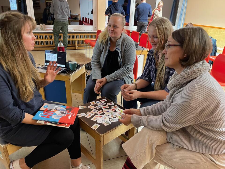 Malika Krempin (links) hielt einen Workshop für Eltern in der evangelischen Kita in Dannenberg. Susanne Schier (rechts) vom Elternforum hatte diesen Abend organisiert.