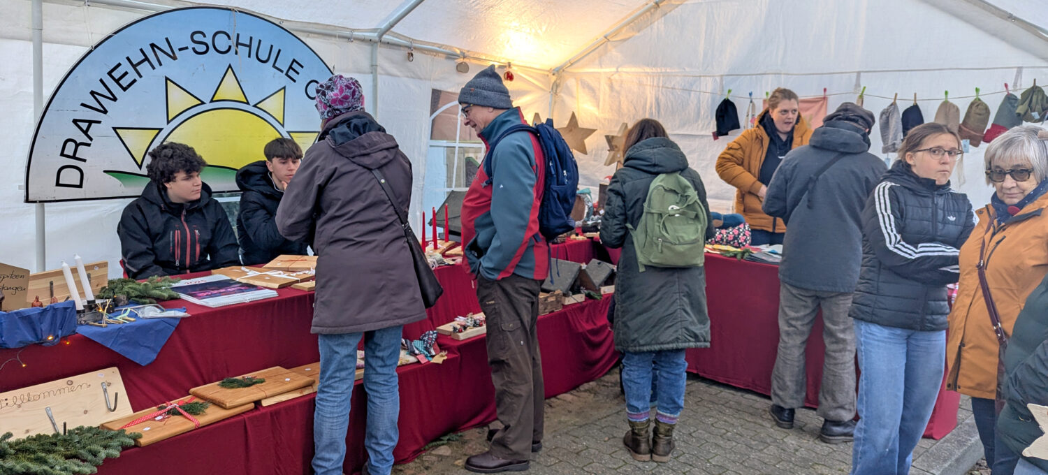 Die Schülerfirma der Drawehnschule Clenze präsentiert ihre Produkte derzeit auf Advents- und Weihnachtsmärkten im Südkreis. Die vielfältige Produktpalette ist noch am 7. Dezember auf dem Weihnachtsmarkt in Bergen zu entdecken.