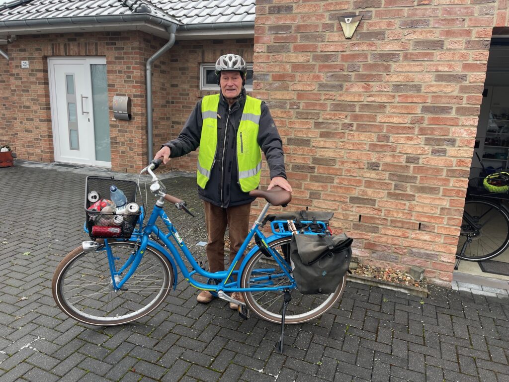 Reimund Schoopmann fährt täglich mit seinem Fahrrad los, um Flaschen, Dosen und sonstigen Müll einzusammeln.