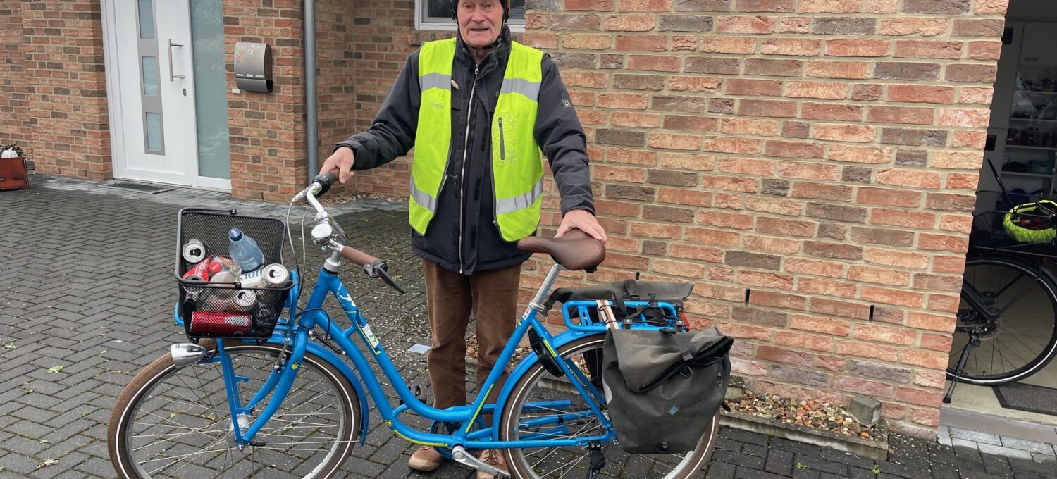 Reimund Schoopmann fährt täglich mit seinem Fahrrad los, um Flaschen, Dosen und sonstigen Müll einzusammeln.