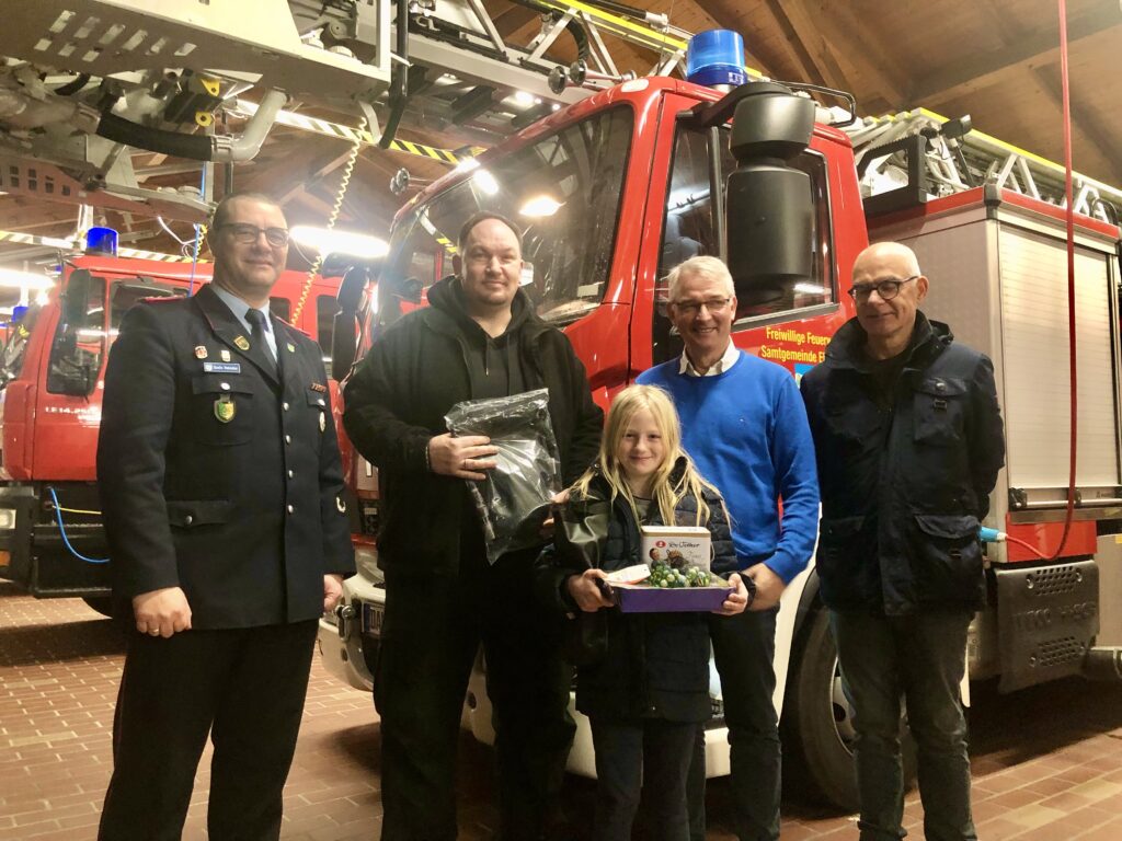 Michael Bauer (2. v. .l.) und Tracy Sondermeyer siegten beim Ballonweitflugwettbewerb der Feuerwehr Dannenberg. Mit ihnen freuten sich Ortsbrandmeister Danilo Hebecker (von links), Mirko Tügel, Vorsitzender des Fördervereins, und Marco Schlopies.