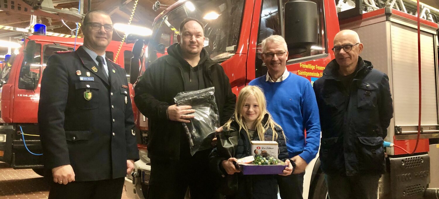 Michael Bauer (2. v. .l.) und Tracy Sondermeyer siegten beim Ballonweitflugwettbewerb der Feuerwehr Dannenberg. Mit ihnen freuten sich Ortsbrandmeister Danilo Hebecker (von links), Mirko Tügel, Vorsitzender des Fördervereins, und Marco Schlopies.