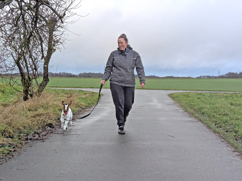 Clara und Lotte beim Spaziergang: An der Leine läuft das neugierige Zicklein schon wie ein Profi.