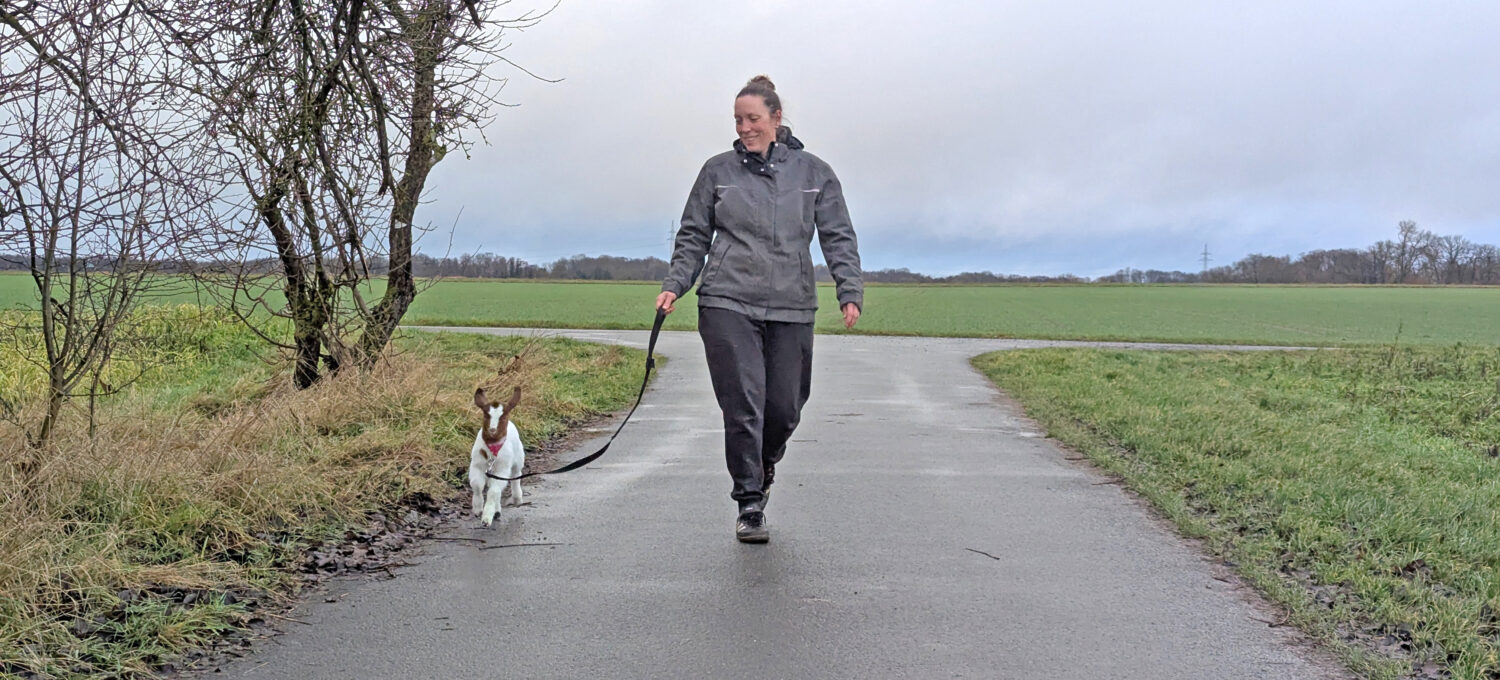 Clara und Lotte beim Spaziergang: An der Leine läuft das neugierige Zicklein schon wie ein Profi.