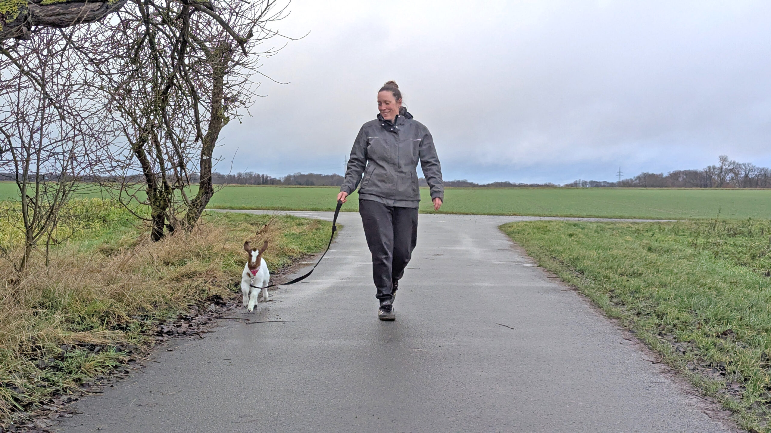 Clara und Lotte beim Spaziergang: An der Leine läuft das neugierige Zicklein schon wie ein Profi.