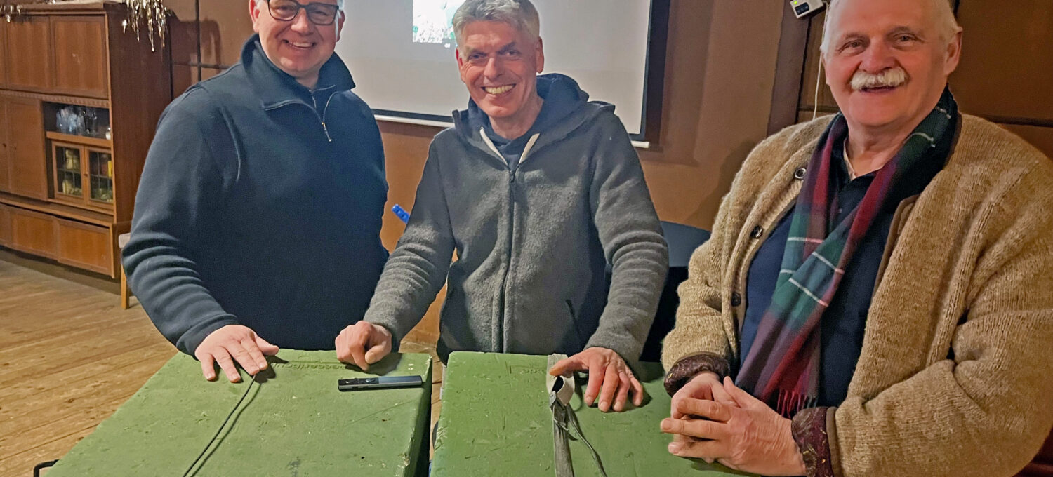 Profi-Imker Christoph Antholz (Mitte) referierte auf Einladung in Groß Heide, eingeladen wurde er von Bernhard Hansl (links) und Eckhard Tietke vom hiesigen Imkerverein.