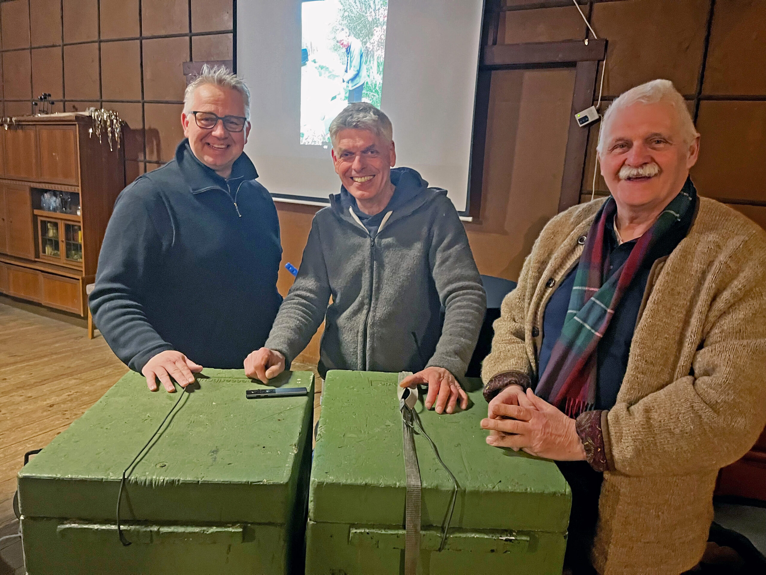 Profi-Imker Christoph Antholz (Mitte) referierte auf Einladung in Groß Heide, eingeladen wurde er von Bernhard Hansl (links) und Eckhard Tietke vom hiesigen Imkerverein.