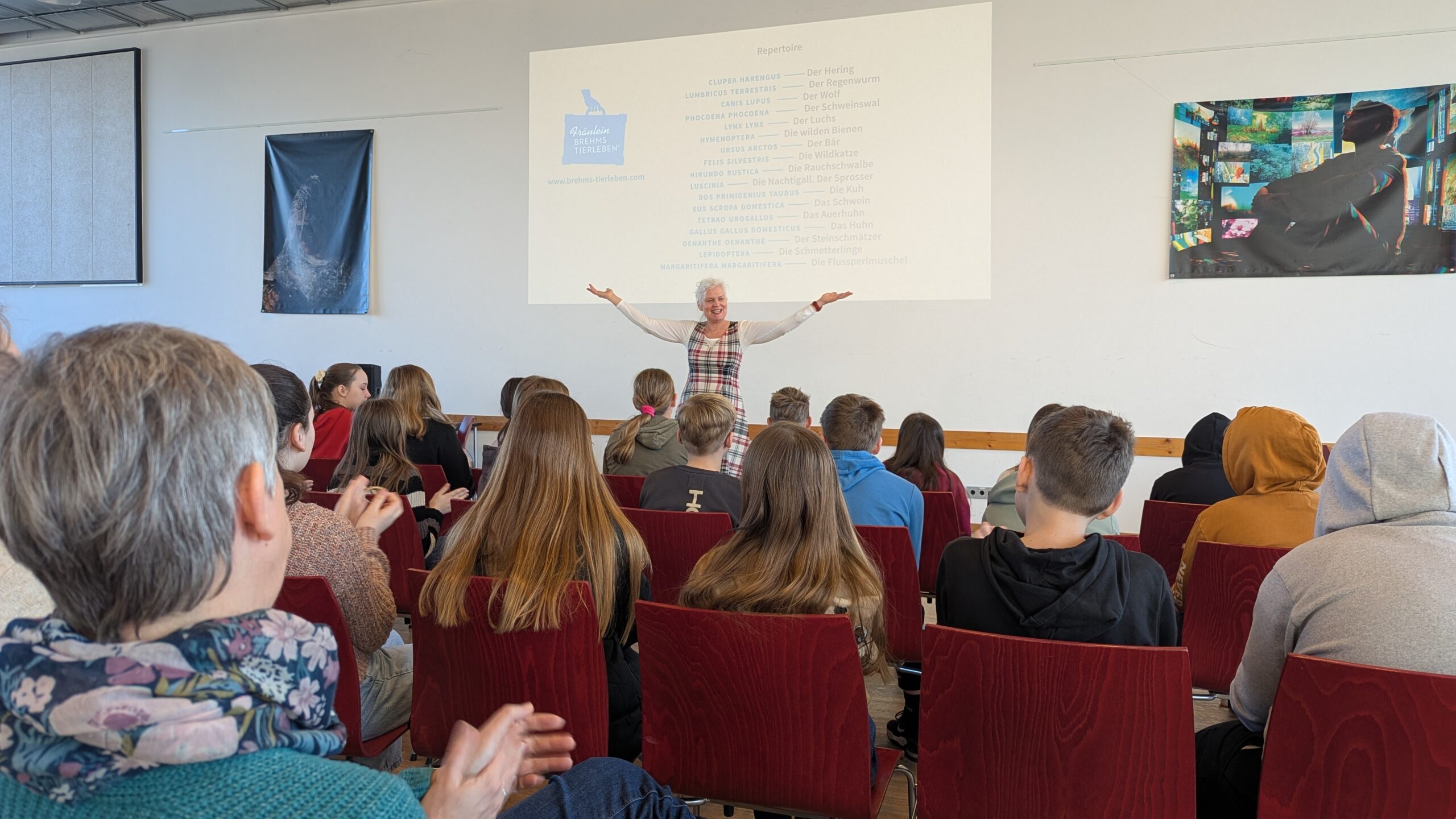 Barbara Geiger von Fräulein Brehms Tierleben brachte den Schülerinnen und Schülern der Drawehnschule Clenze mit eindrucksvoller Sprache, Bildern und Videos die Welt der bedrohten Wildtiere näher.