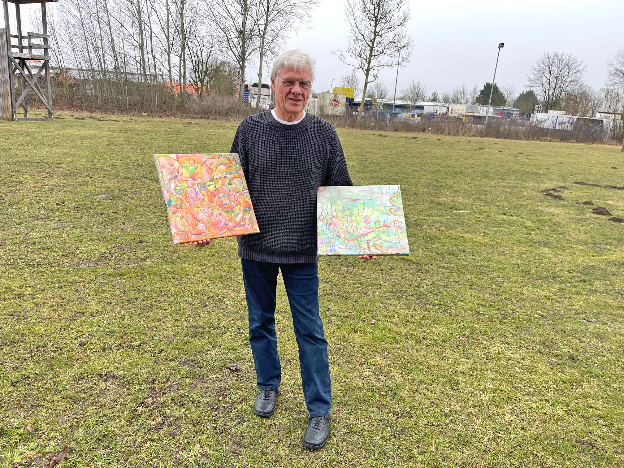 Willi Austrup malt Bilder mit Buntstiften auf Leinwand. "Das ist ein besonderer Effekt", erklärt der Hobbykünstler.