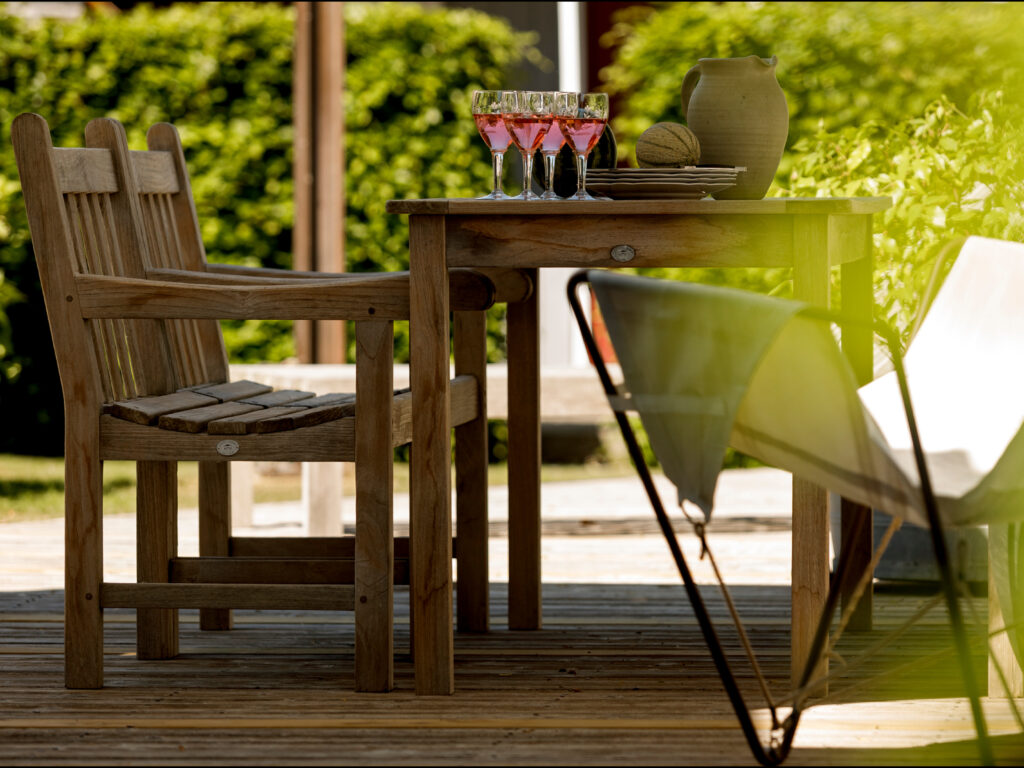 Outdoor-Living mit Massivholz – Gartenmöbel und Holzdielen brauchen regelmäßig sanfte Pflege. Zuerst tiefenreinigen, dann schützendes Öl auf Pflanzenbasis auftragen. So gepflegt laden Terrasse oder Balkon zum Wohlfühlen ein.