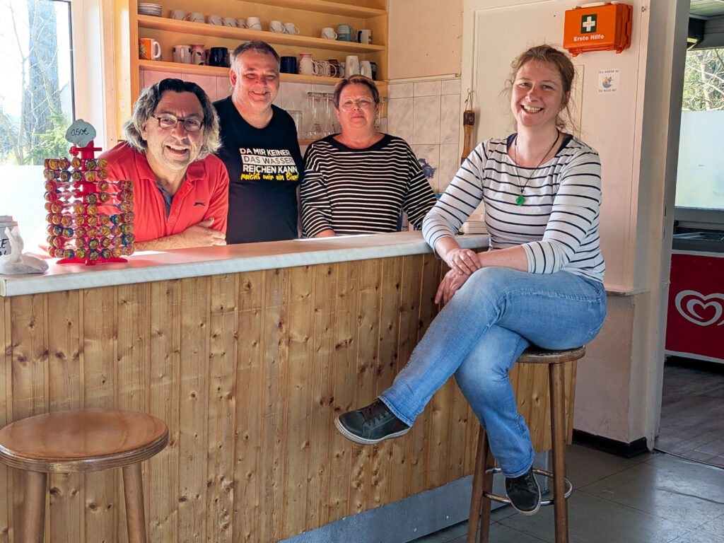Halten den Kiosk am Laufen – mit Herz, Einsatz und vielen Ideen (v. r.): Janine Hübner, Rita Nickel, Rainer Kibgies und Jürgen Lewald.