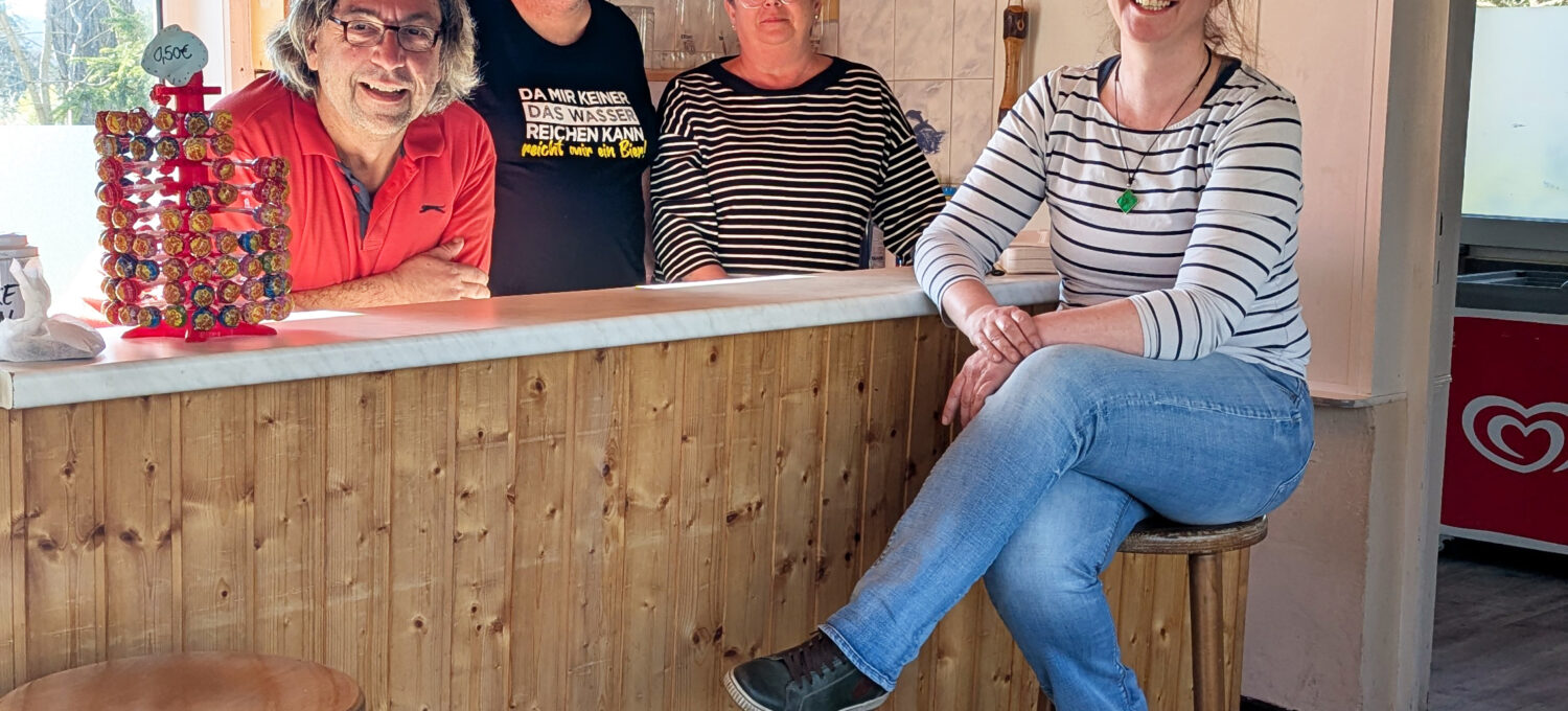 Halten den Kiosk am Laufen – mit Herz, Einsatz und vielen Ideen (v. r.): Janine Hübner, Rita Nickel, Rainer Kibgies und Jürgen Lewald.