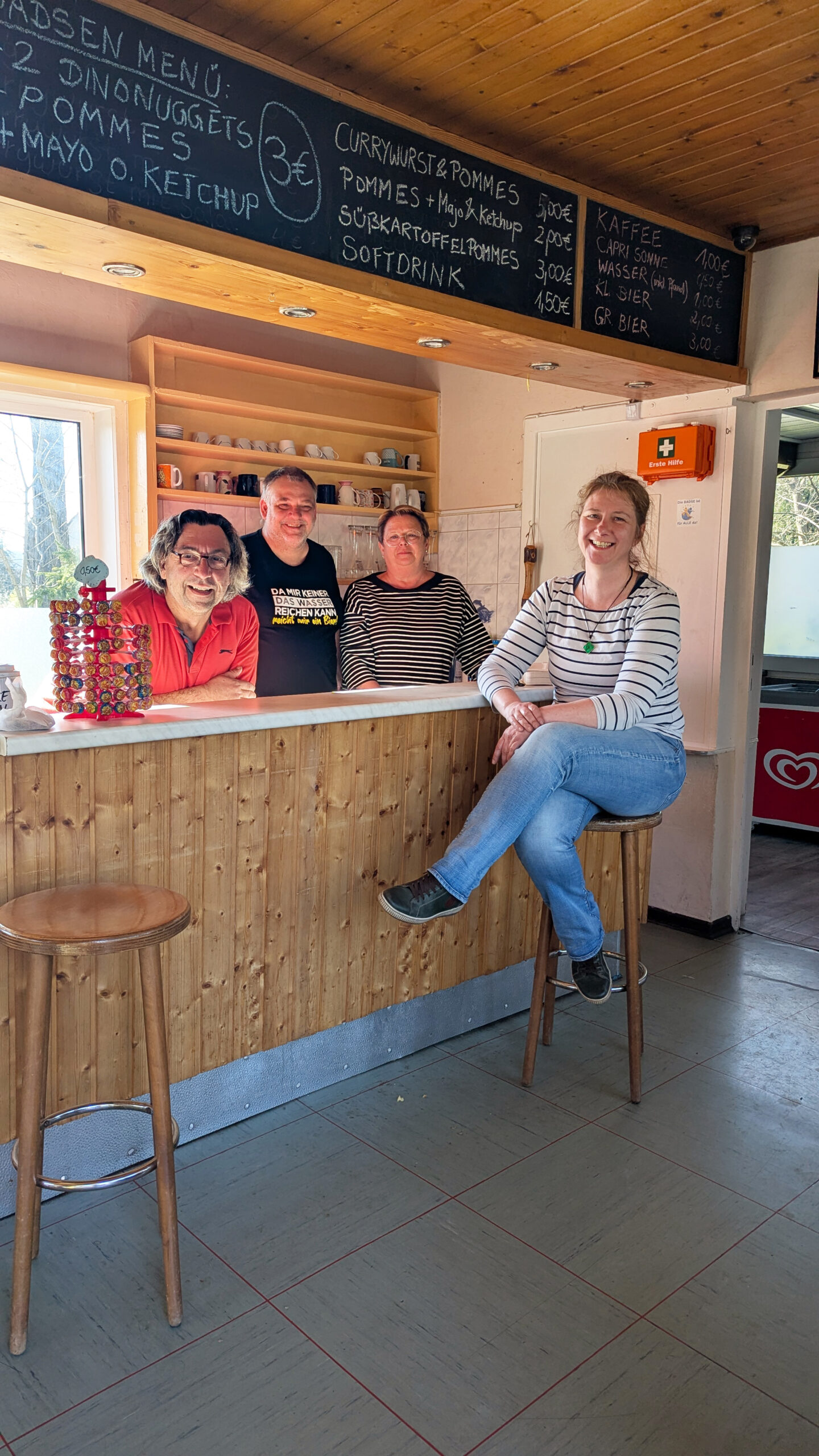 Halten den Kiosk am Laufen – mit Herz, Einsatz und vielen Ideen (v. r.): Janine Hübner, Rita Nickel, Rainer Kibgies und Jürgen Lewald.