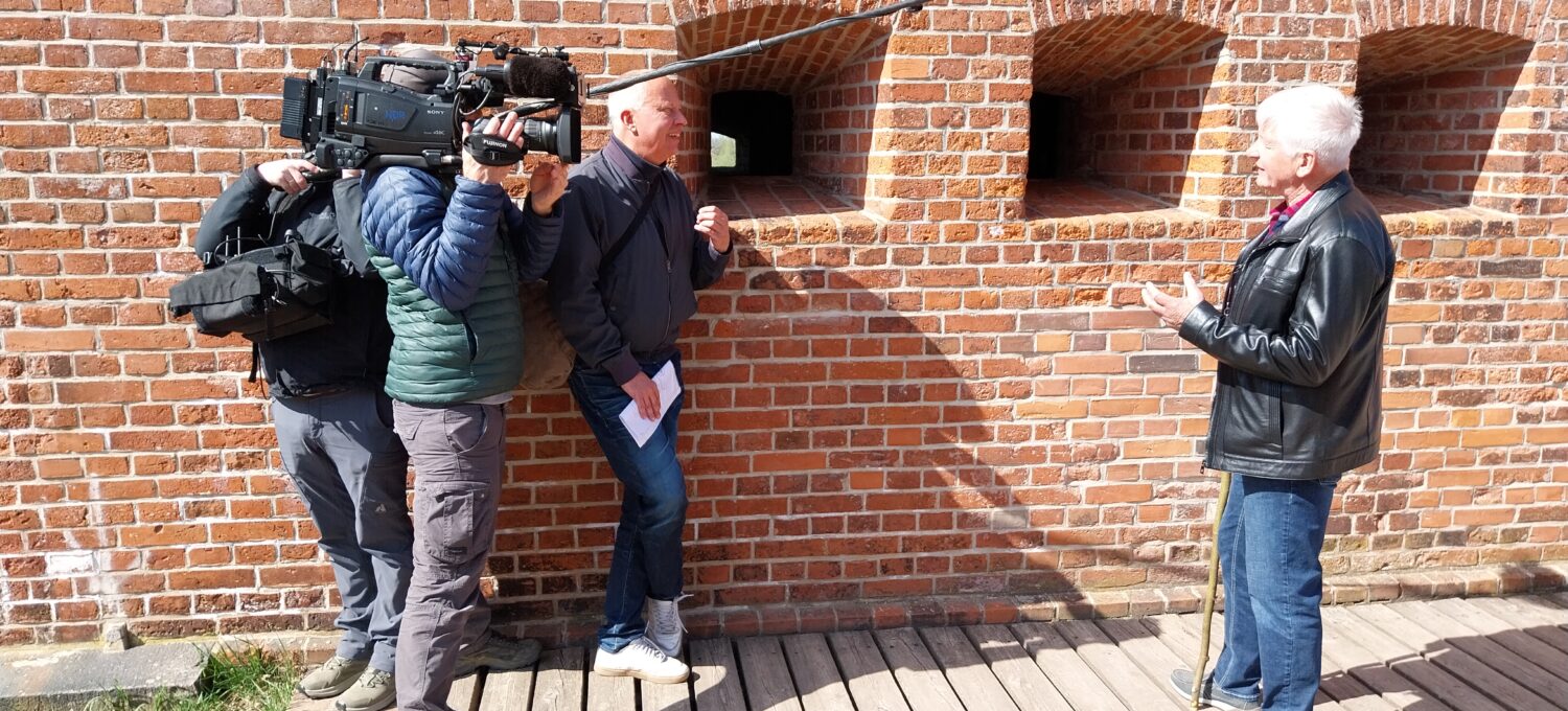 Zeitzeuge Christian Steinkopf, der als Dreijähriger hinter den Mauern der Kasematte auf der Dömitzer Eisenbahnbrücke lebte, erinnert sich vor der Kamera an viele Details aus dieser Zeit (Foto: A. Kahrs)