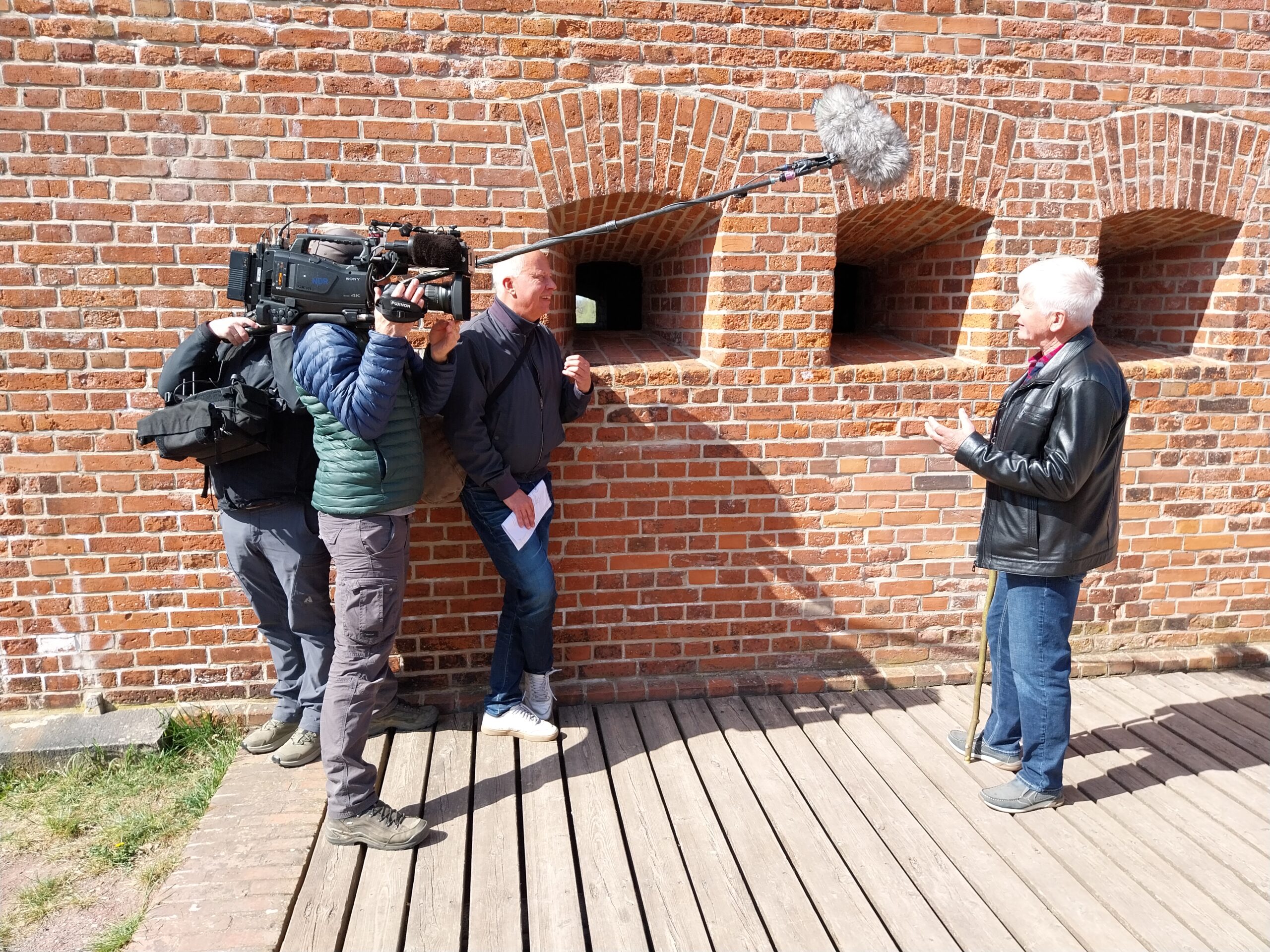 Zeitzeuge Christian Steinkopf, der als Dreijähriger hinter den Mauern der Kasematte auf der Dömitzer Eisenbahnbrücke lebte, erinnert sich vor der Kamera an viele Details aus dieser Zeit (Foto: A. Kahrs)