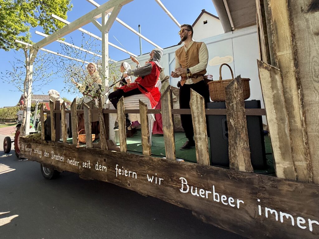 Ein Umzugswagen erinnerte beim Umzug des Buerbeerfestes am Sonntag an die Sage, dass der Heilige Georg Bösel von einem Drachen befreit haben soll.