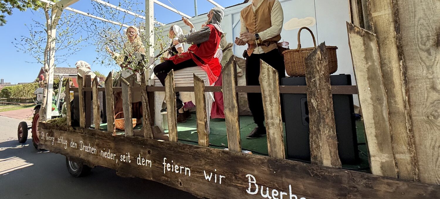 Ein Umzugswagen erinnerte beim Umzug des Buerbeerfestes am Sonntag an die Sage, dass der Heilige Georg Bösel von einem Drachen befreit haben soll.