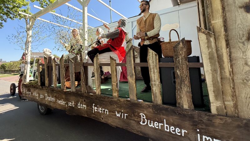 Ein Umzugswagen erinnerte beim Umzug des Buerbeerfestes am Sonntag an die Sage, dass der Heilige Georg Bösel von einem Drachen befreit haben soll.