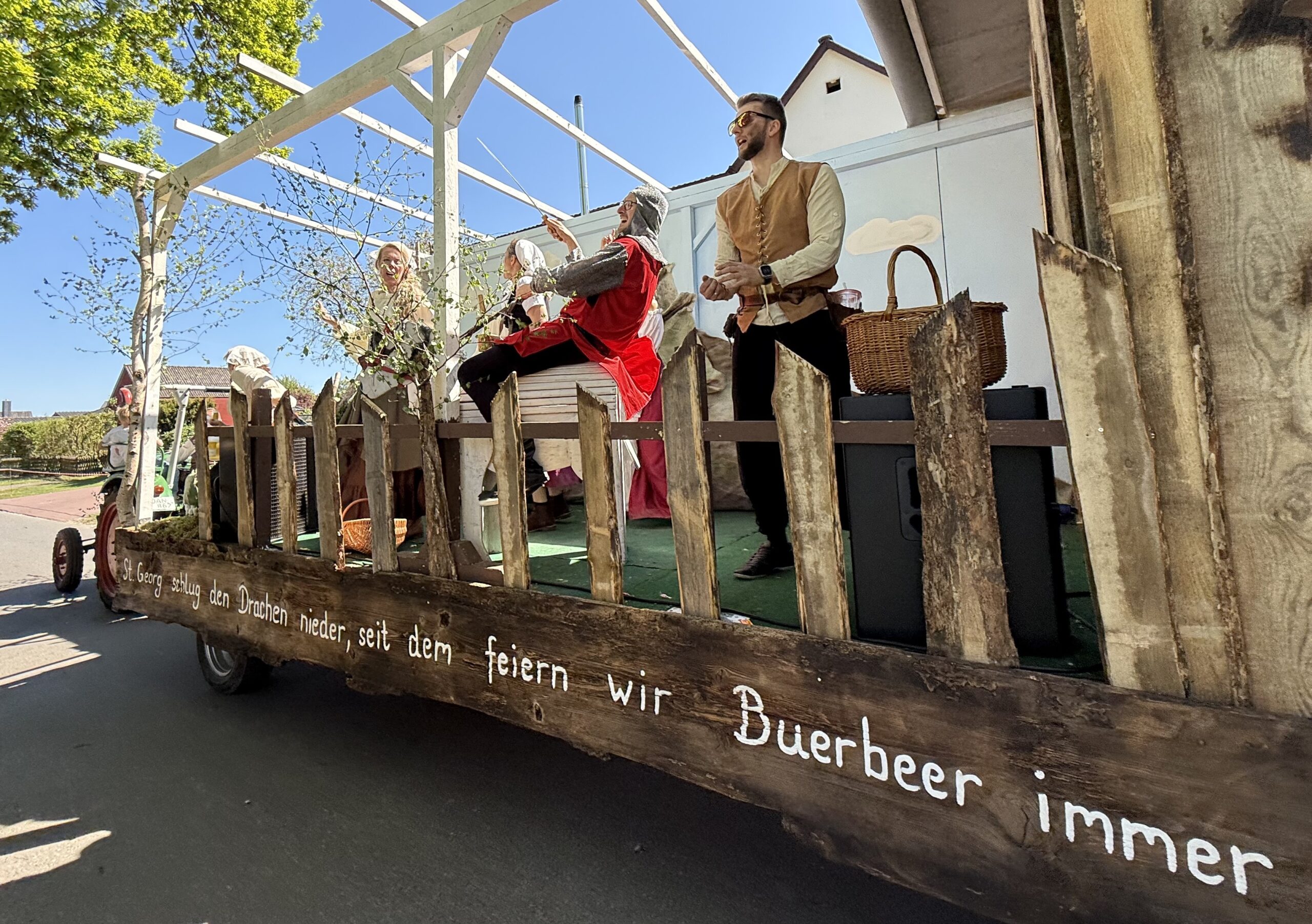 Ein Umzugswagen erinnerte beim Umzug des Buerbeerfestes am Sonntag an die Sage, dass der Heilige Georg Bösel von einem Drachen befreit haben soll.