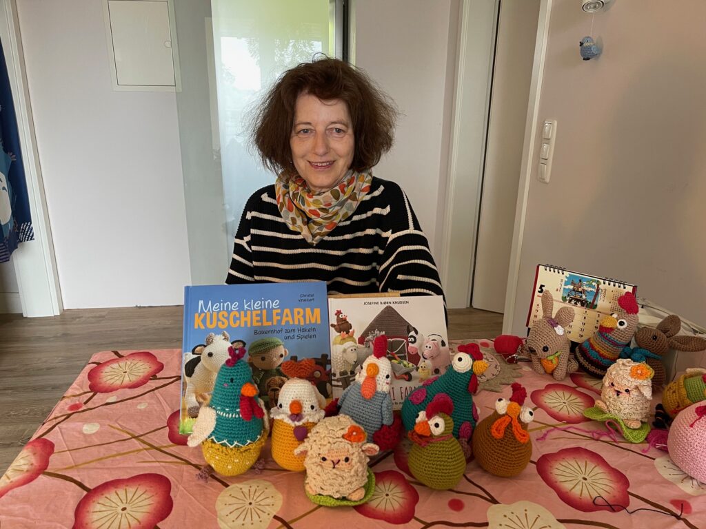 Christine Izeki häkelt mit Leidenschaft japanische Kuscheltiere und bietet am Selbsthilfetag einen Amigurumi Häkelworkshop an.