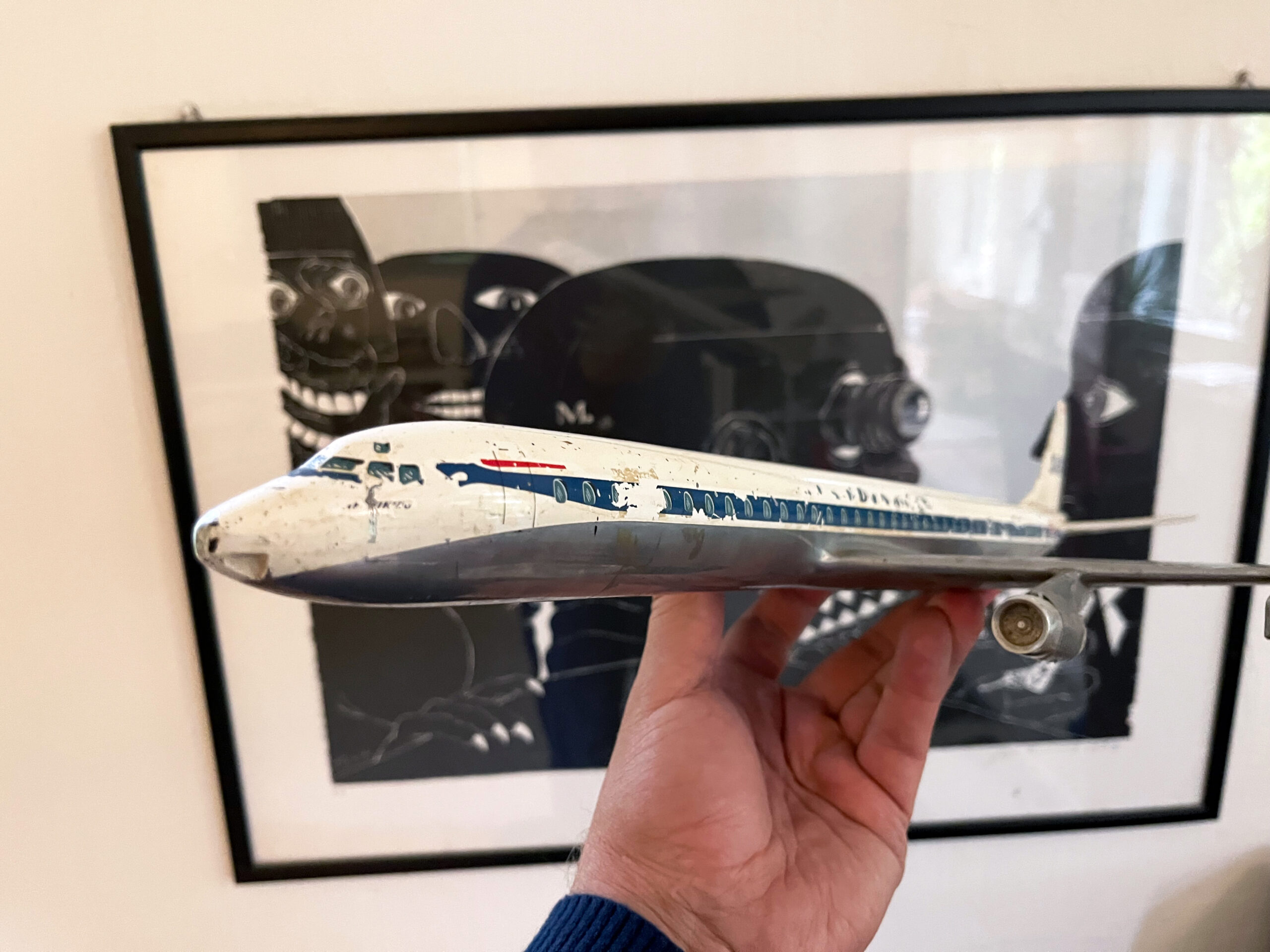 Mein Stehrumchen ist ein metallenes Modellflugzeug DC-8 mit leider nur einem Triebwerk.