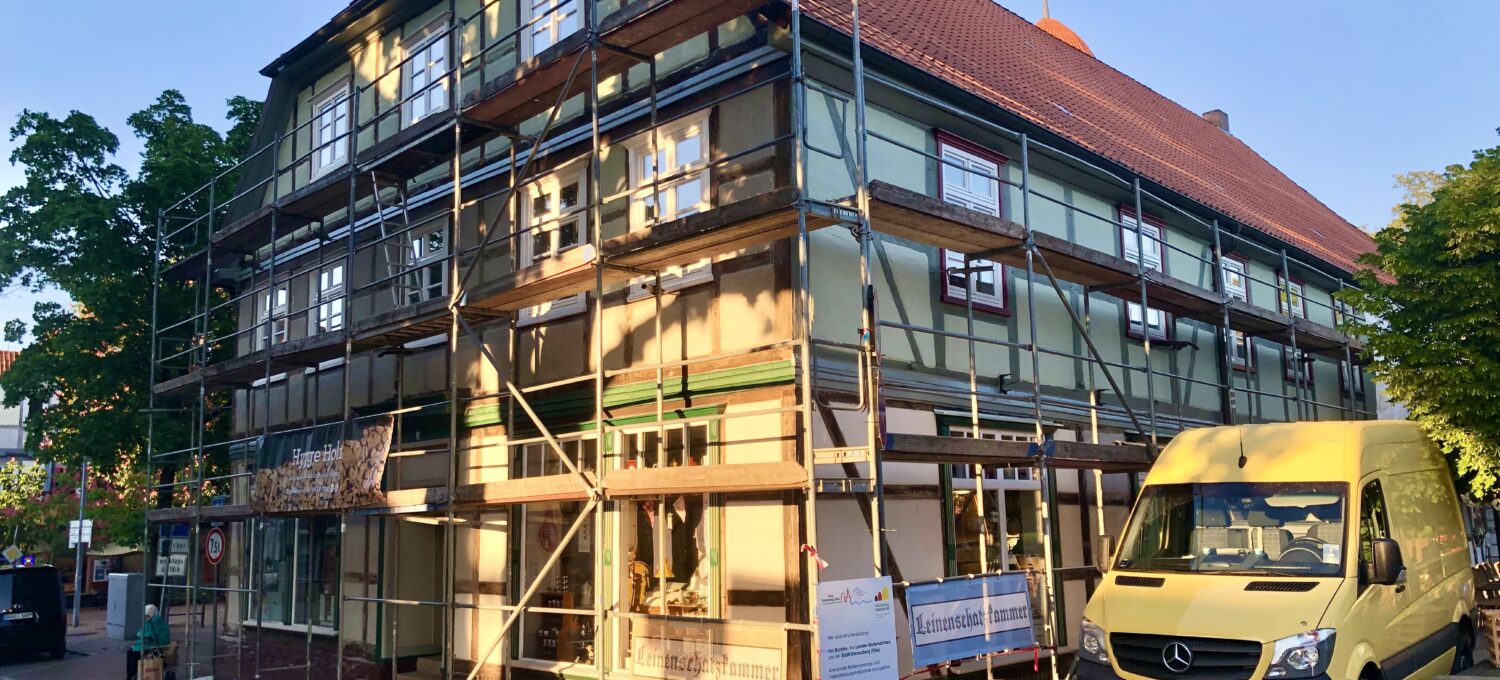 Das Gebäude Am Markt 7 ist bereits eingerüstet. An vielen Häusern in Dannenbergs Innenstadt wird gebaut.