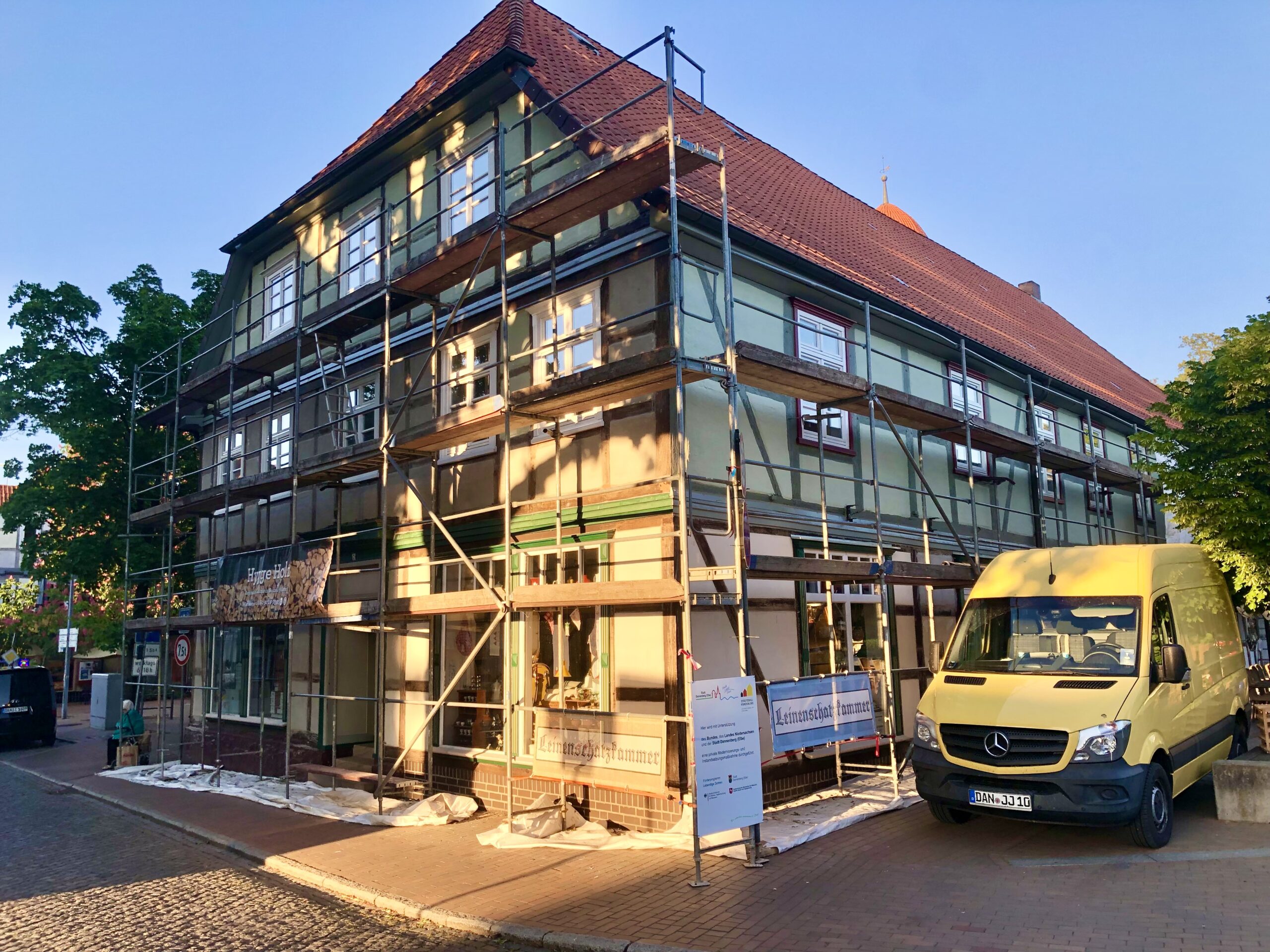 Das Gebäude Am Markt 7 ist bereits eingerüstet. An vielen Häusern in Dannenbergs Innenstadt wird gebaut.
