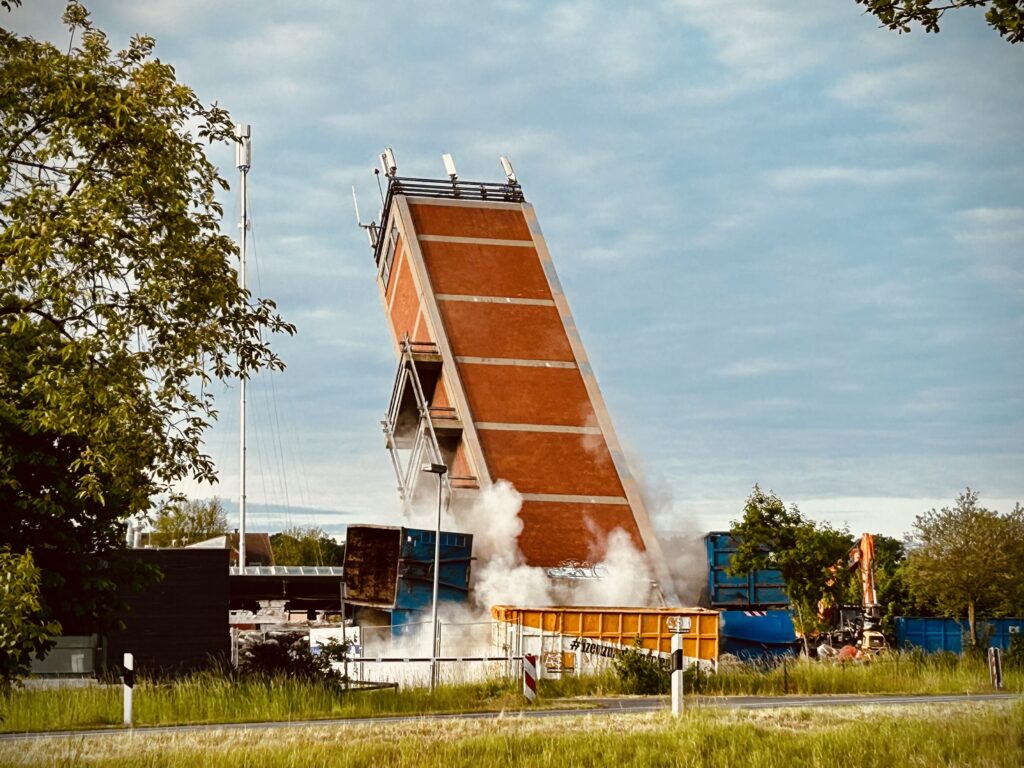 FTZ Turm wird gesprengt A+S Betondemontage
Dannenberg Turmsprengung Sprengung