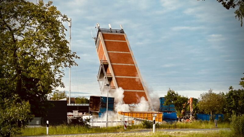 FTZ Turm wird gesprengt A+S Betondemontage
Dannenberg Turmsprengung Sprengung