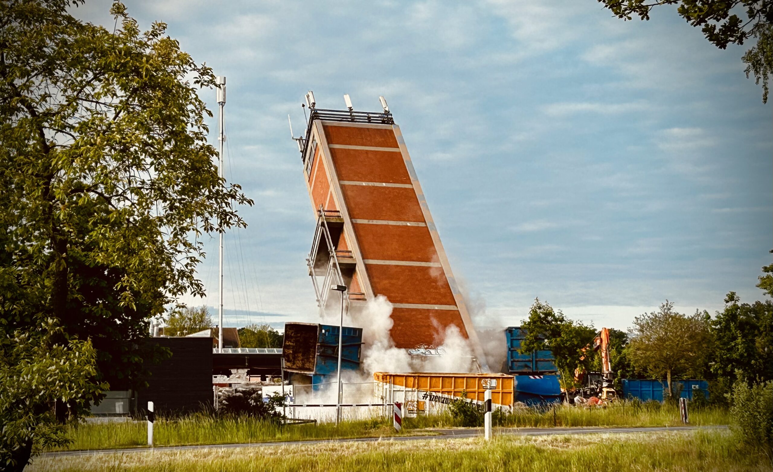 FTZ Turm wird gesprengt A+S Betondemontage
Dannenberg Turmsprengung Sprengung