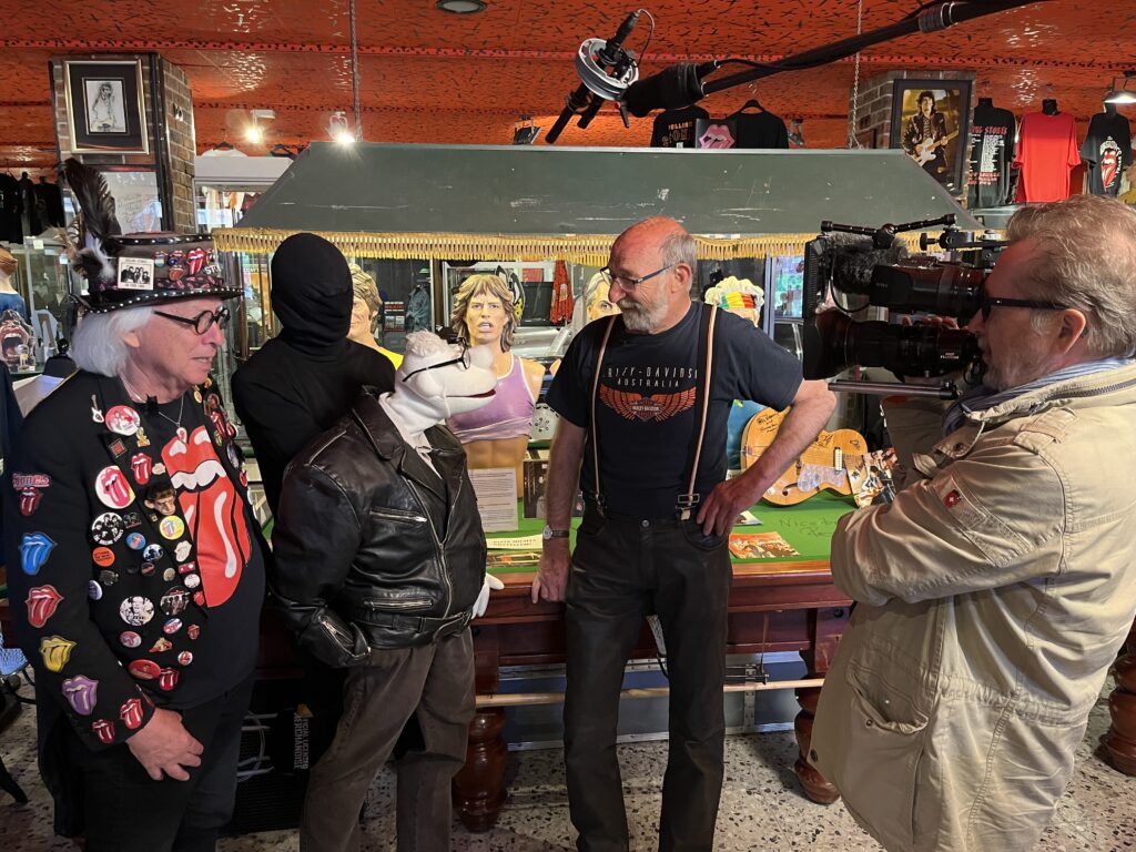 Kultpuppe Werner Momsen interviewte Dietmar Steckelberg (2. von rechts) op platt für den NDR, Stones-Fan-Museumsgründer Ulli Schröder (links) hörte zu.
