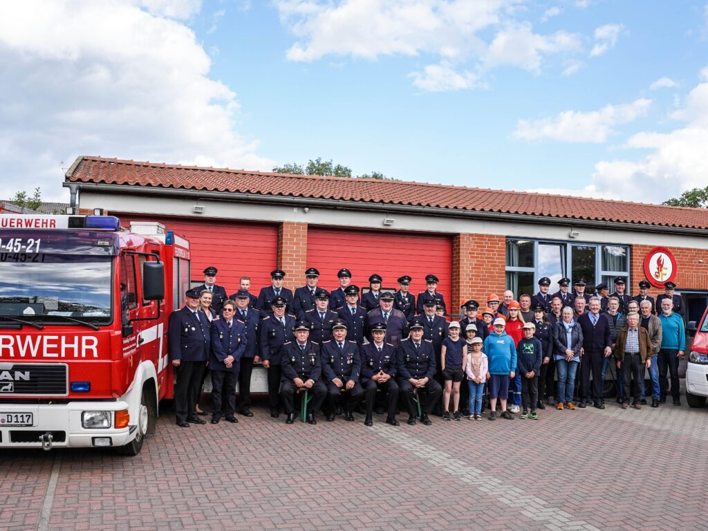 Die Freiwillige Feuerwehr Woltersdorf ist in einem modernen Gerätehaus in der Feuerwehrstraße 1 beheimatet.