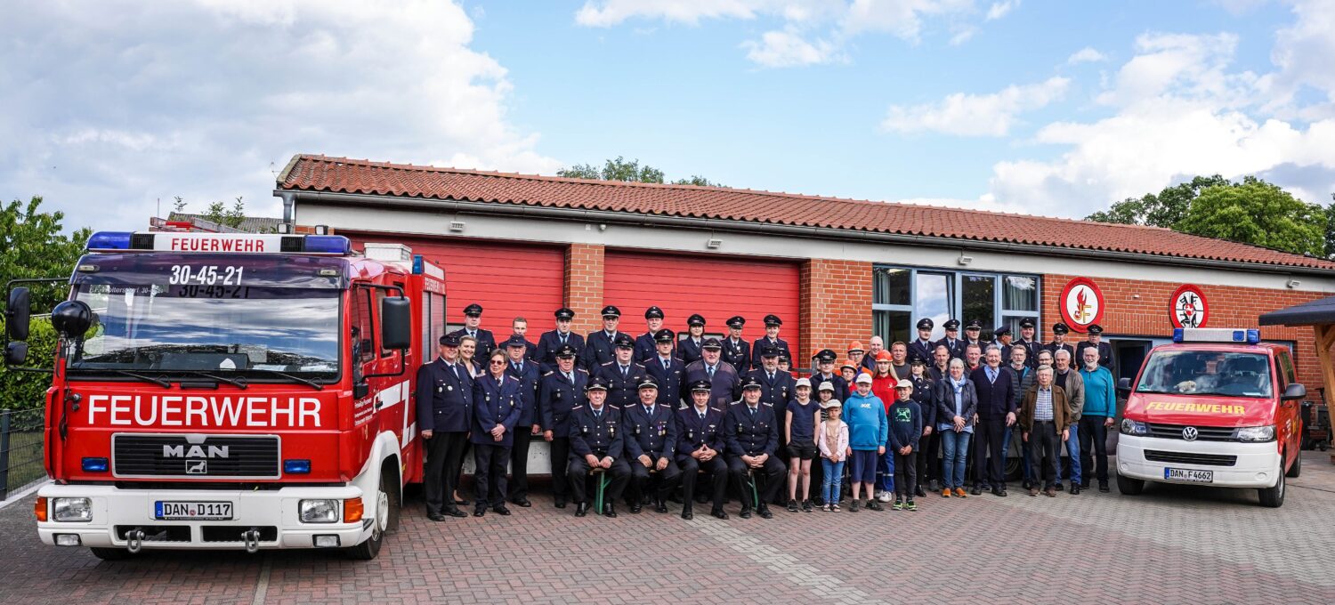 Die Freiwillige Feuerwehr Woltersdorf ist in einem modernen Gerätehaus in der Feuerwehrstraße 1 beheimatet.