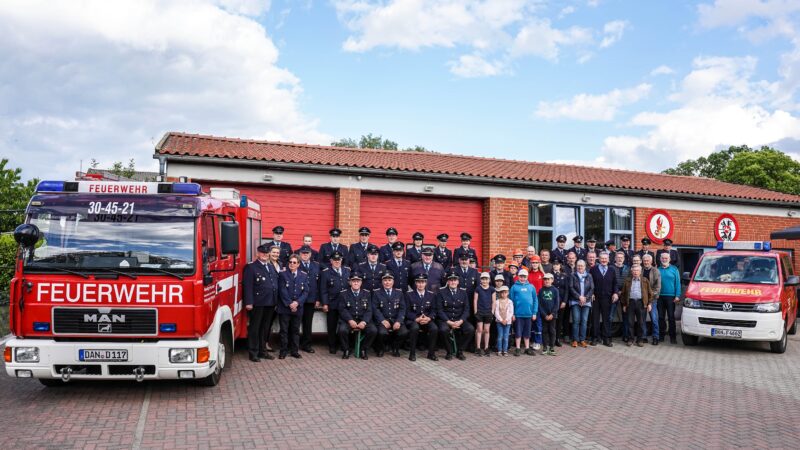 Die Freiwillige Feuerwehr Woltersdorf ist in einem modernen Gerätehaus in der Feuerwehrstraße 1 beheimatet.