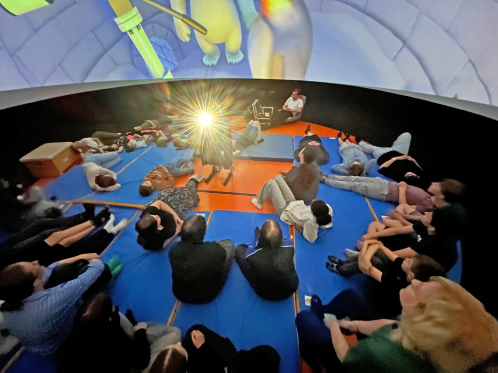 150 Schülerinnen und Schüler der Elbe-Jeetzel-Schule konnten im mobilen Planetarium das Weltall kennenlernen, gemütlich auf dem Rücken liegend.