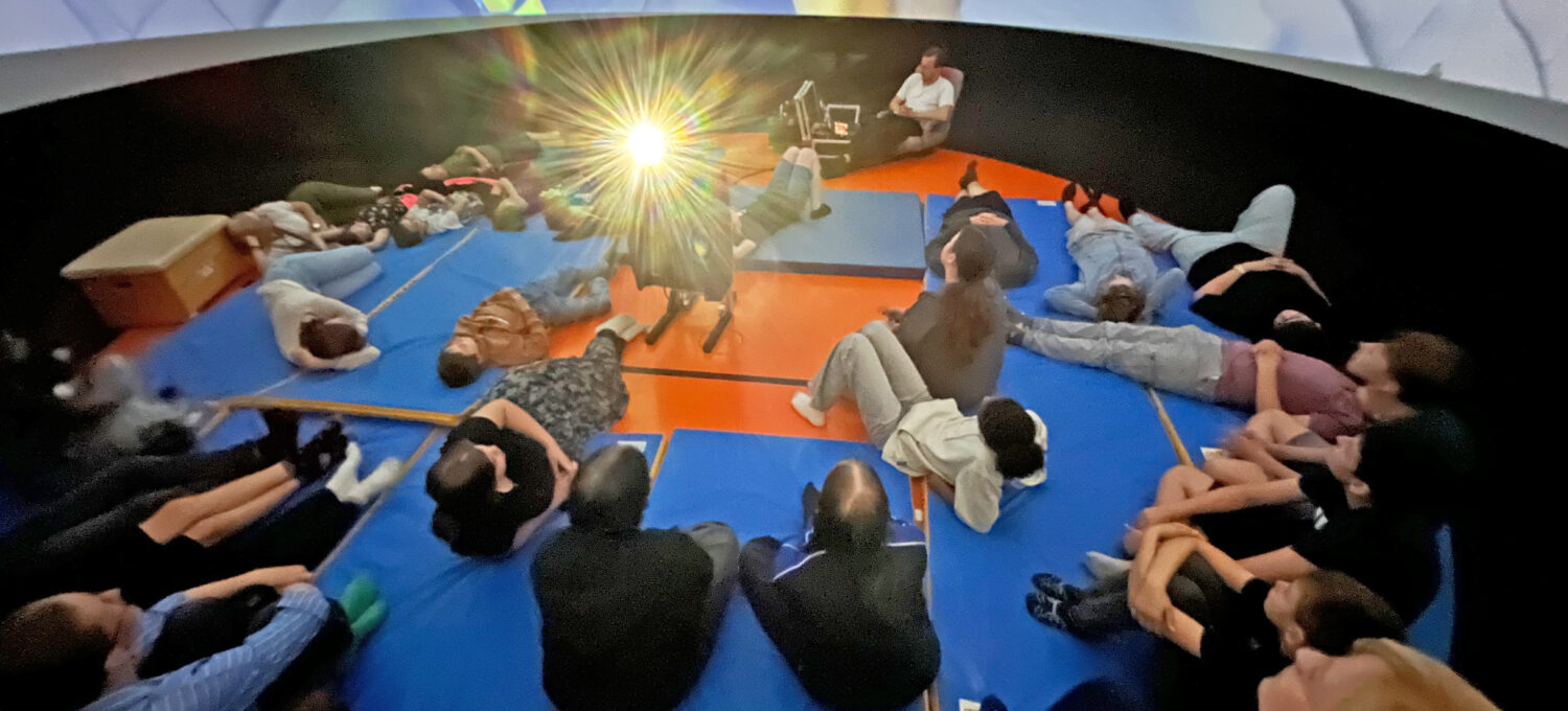 150 Schülerinnen und Schüler der Elbe-Jeetzel-Schule konnten im mobilen Planetarium das Weltall kennenlernen, gemütlich auf dem Rücken liegend.