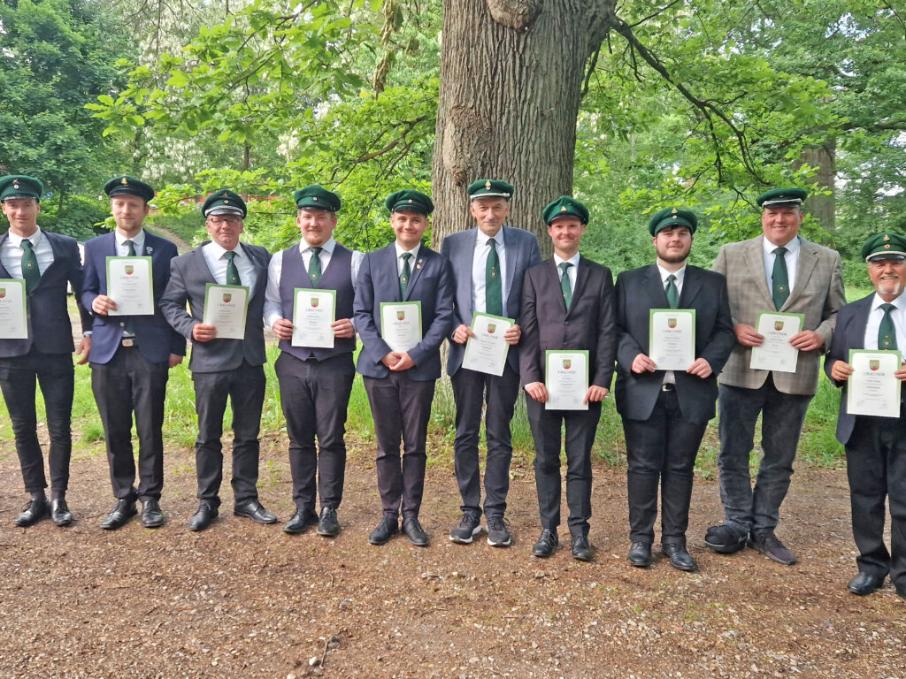 Reichlich Beförderungen gab es bei der Frühjahrsversammlung der Gilde Hitzacker: Beförderungen: Jannis Hewekerl (v. l.), Paul Schneeberg, Till-Johann Rabe sind nun Obergefreite, Heiko Schulz Oberleutnant, Philipp Sander und Philipp von Ahsen Oberjäger, Michael Hewekerl Hauptmann,  Till Albers Obergefreiten, Marlon Grabow Gefreiter, Andreas Oksas Major, Detlev Knipp Oberleutnant.