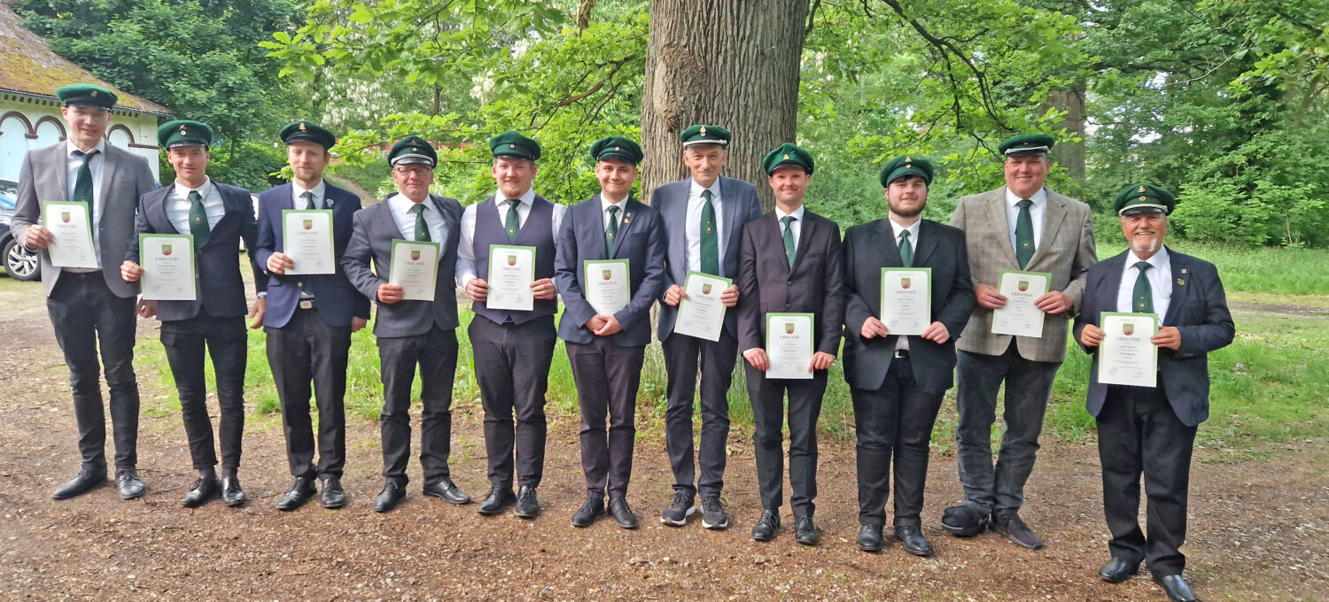 Reichlich Beförderungen gab es bei der Frühjahrsversammlung der Gilde Hitzacker: Beförderungen: Jannis Hewekerl (v. l.), Paul Schneeberg, Till-Johann Rabe sind nun Obergefreite, Heiko Schulz Oberleutnant, Philipp Sander und Philipp von Ahsen Oberjäger, Michael Hewekerl Hauptmann,  Till Albers Obergefreiten, Marlon Grabow Gefreiter, Andreas Oksas Major, Detlev Knipp Oberleutnant.