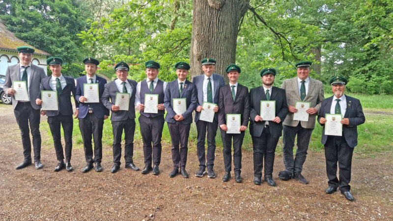 Reichlich Beförderungen gab es bei der Frühjahrsversammlung der Gilde Hitzacker: Beförderungen: Jannis Hewekerl (v. l.), Paul Schneeberg, Till-Johann Rabe sind nun Obergefreite, Heiko Schulz Oberleutnant, Philipp Sander und Philipp von Ahsen Oberjäger, Michael Hewekerl Hauptmann,  Till Albers Obergefreiten, Marlon Grabow Gefreiter, Andreas Oksas Major, Detlev Knipp Oberleutnant.