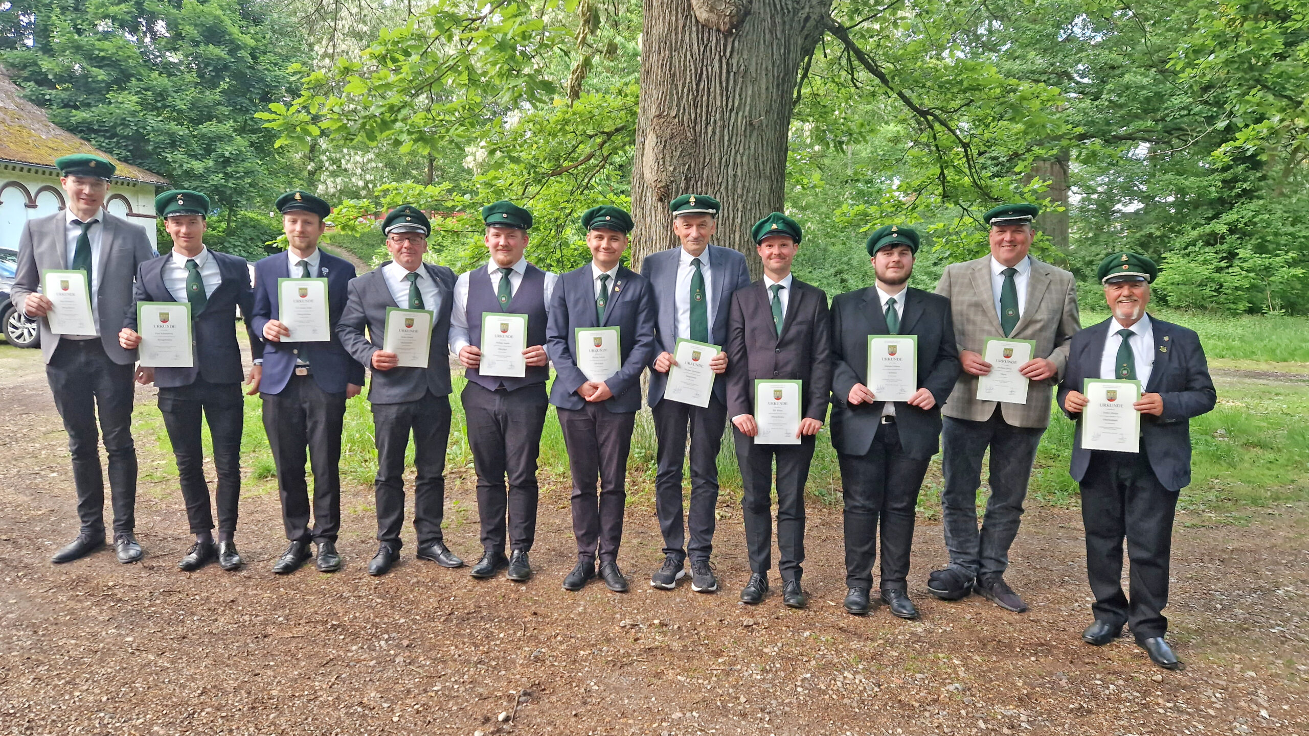 Reichlich Beförderungen gab es bei der Frühjahrsversammlung der Gilde Hitzacker: Beförderungen: Jannis Hewekerl (v. l.), Paul Schneeberg, Till-Johann Rabe sind nun Obergefreite, Heiko Schulz Oberleutnant, Philipp Sander und Philipp von Ahsen Oberjäger, Michael Hewekerl Hauptmann,  Till Albers Obergefreiten, Marlon Grabow Gefreiter, Andreas Oksas Major, Detlev Knipp Oberleutnant.