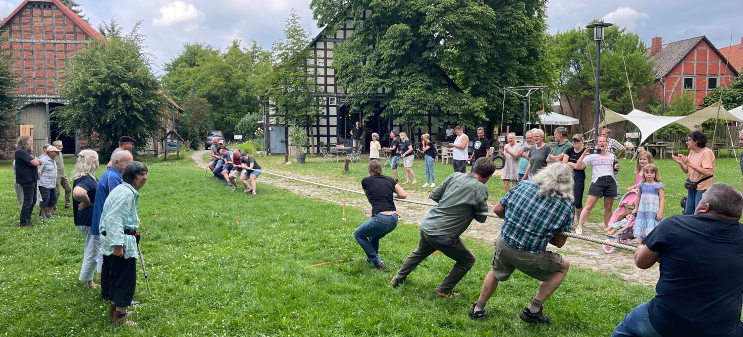 Zwischen den Dörfern Jabel und Satemin fand ein spaßiger Tauziehwettbewerb statt. Nach zwei Durchgängen stand es unentschieden. Ein weiteres Duell ist für das kommende Jahr geplant.