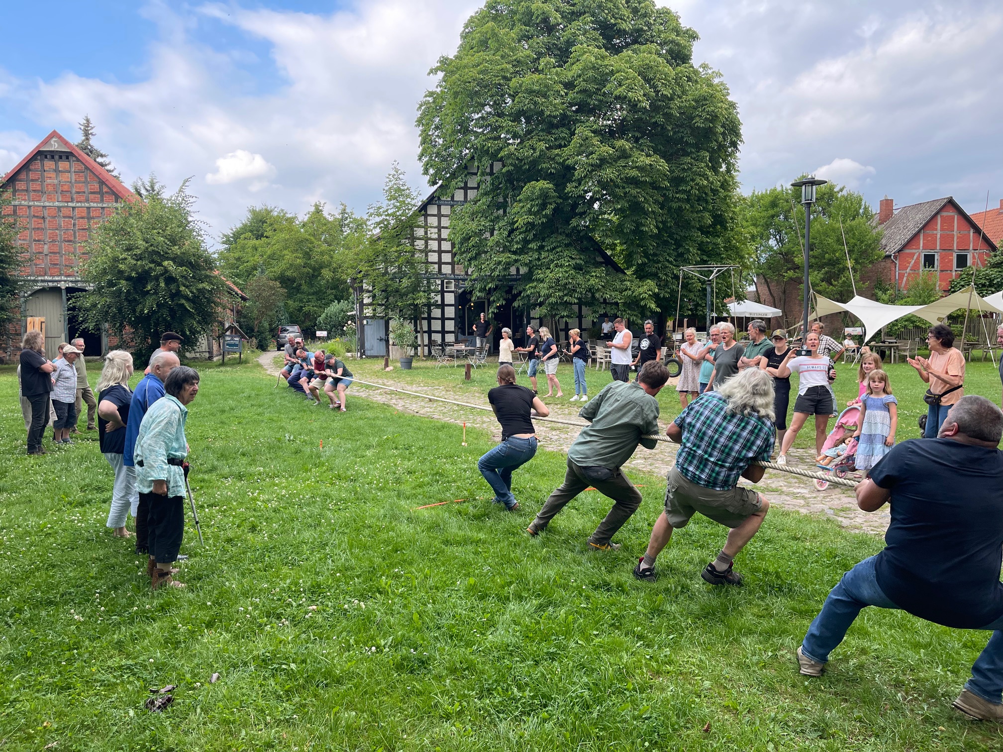 Zwischen den Dörfern Jabel und Satemin fand ein spaßiger Tauziehwettbewerb statt. Nach zwei Durchgängen stand es unentschieden. Ein weiteres Duell ist für das kommende Jahr geplant.
