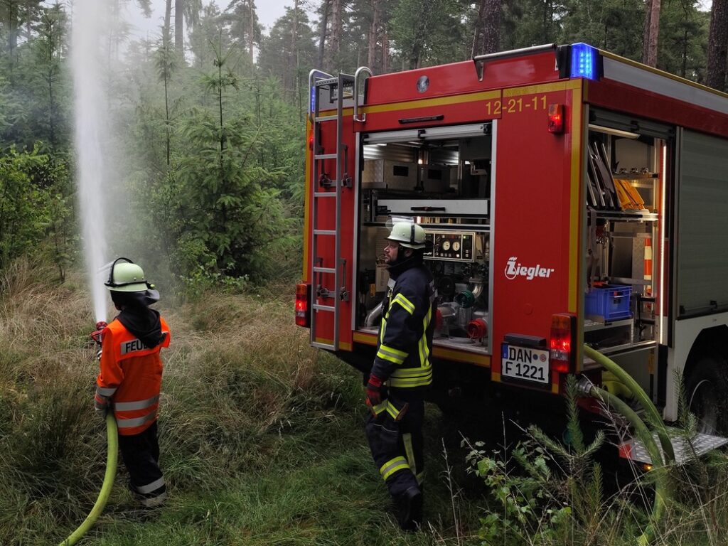 Mit einer Riegelstellung wurde das Ausbreiten auf weitere Waldgebiete verhindert. Die eigentliche Brandbekämpfung musste eingestellt werden, ein großer Waldbereich wurde aufgegeben.