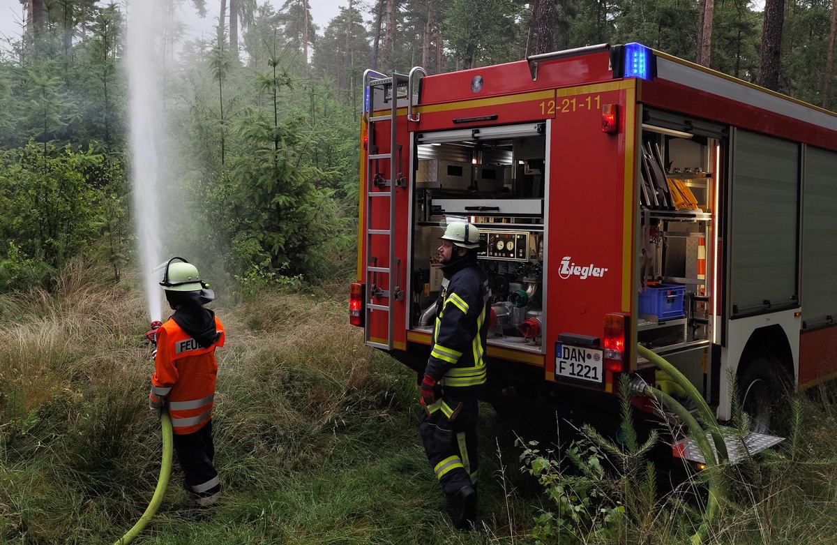 Mit einer Riegelstellung wurde das Ausbreiten auf weitere Waldgebiete verhindert. Die eigentliche Brandbekämpfung musste eingestellt werden, ein großer Waldbereich wurde aufgegeben.