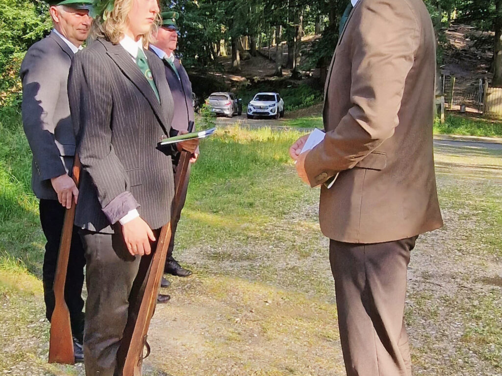 Die 19-jährige Jill Wöhlermann erhielt von Hitzackers Obergildemeister Michael Schulz (rechts) Satzung und das Feldgesangbuch. Damit ist die Streetzerin erste Frau in Uniform bei der ältesten Schützenvereinigung Lüchow-Dannenbergs.