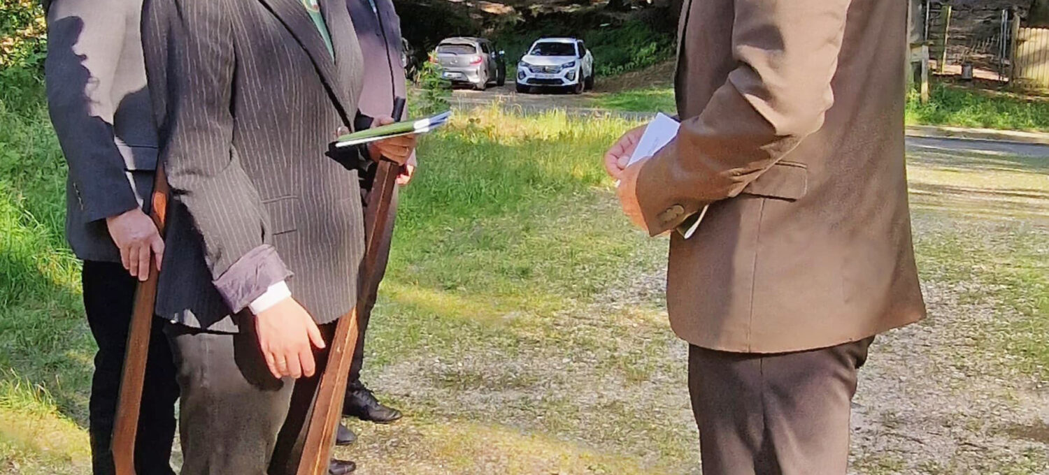 Die 19-jährige Jill Wöhlermann erhielt von Hitzackers Obergildemeister Michael Schulz (rechts) Satzung und das Feldgesangbuch. Damit ist die Streetzerin erste Frau in Uniform bei der ältesten Schützenvereinigung Lüchow-Dannenbergs.