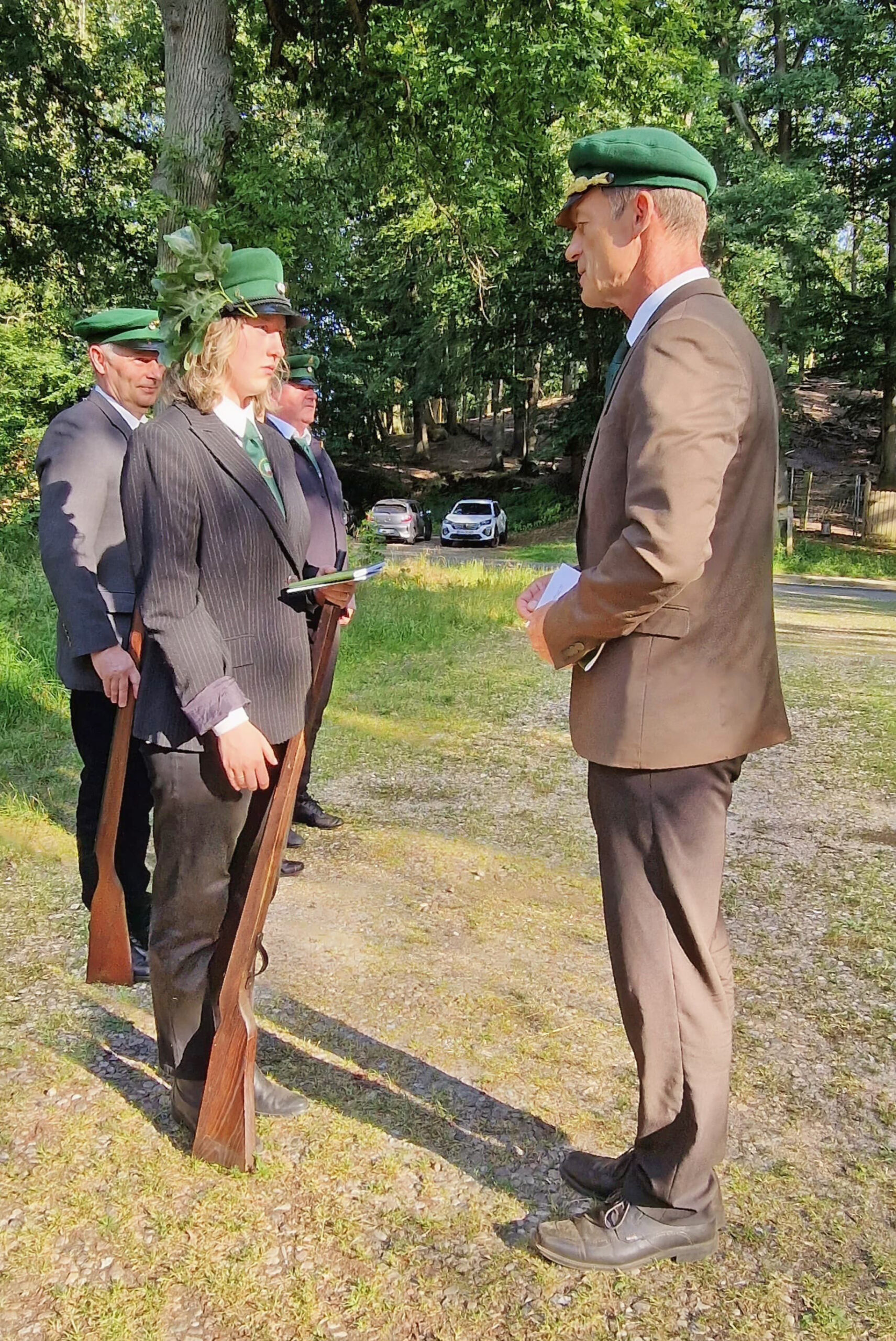 Die 19-jährige Jill Wöhlermann erhielt von Hitzackers Obergildemeister Michael Schulz (rechts) Satzung und das Feldgesangbuch. Damit ist die Streetzerin erste Frau in Uniform bei der ältesten Schützenvereinigung Lüchow-Dannenbergs.