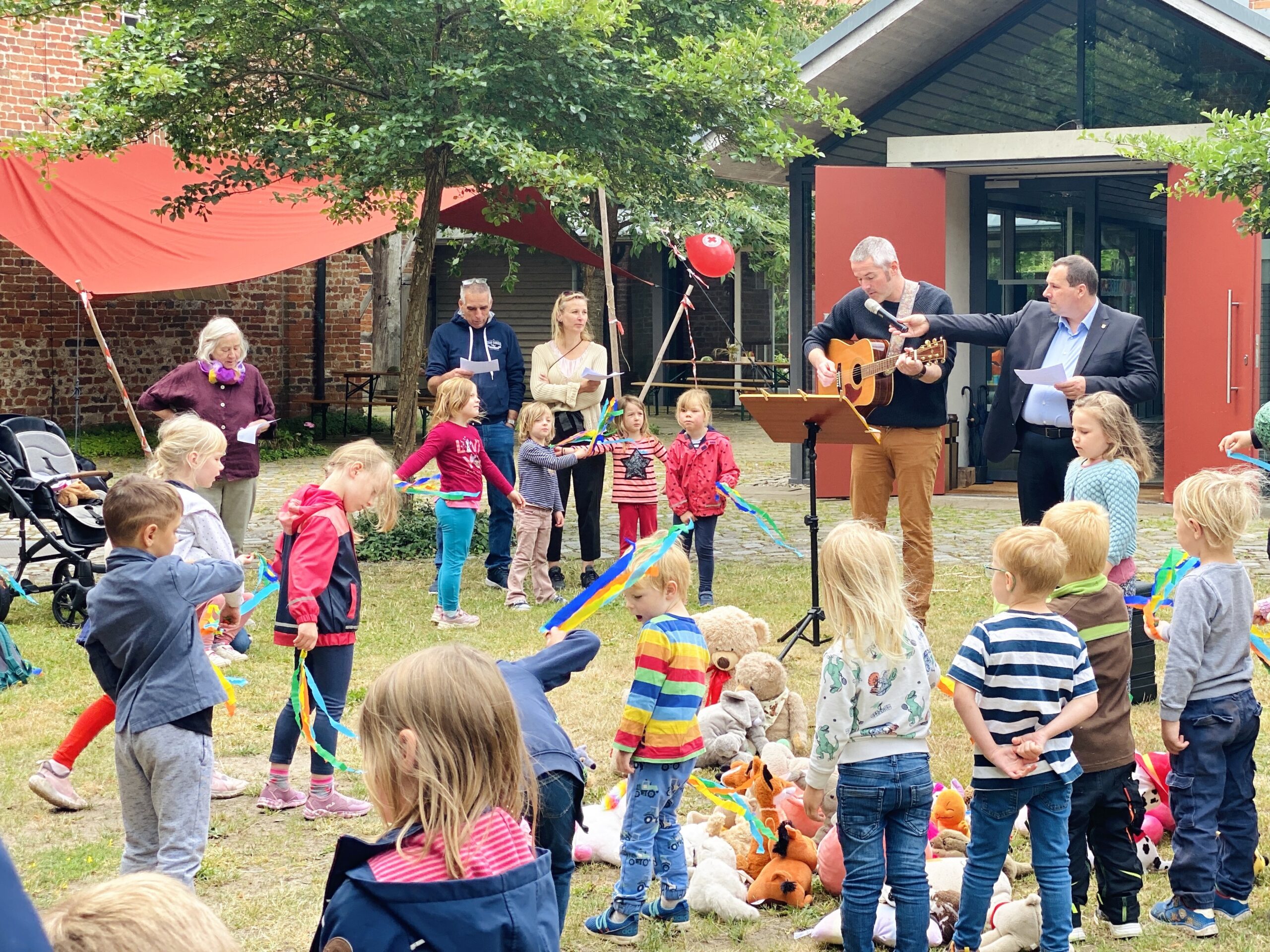 Die Ausstellung „Kuscheltiere in Farbe – kleine Künstler, große Gefühle“ wird im Evangelischen Forum Gartow gezeigt.