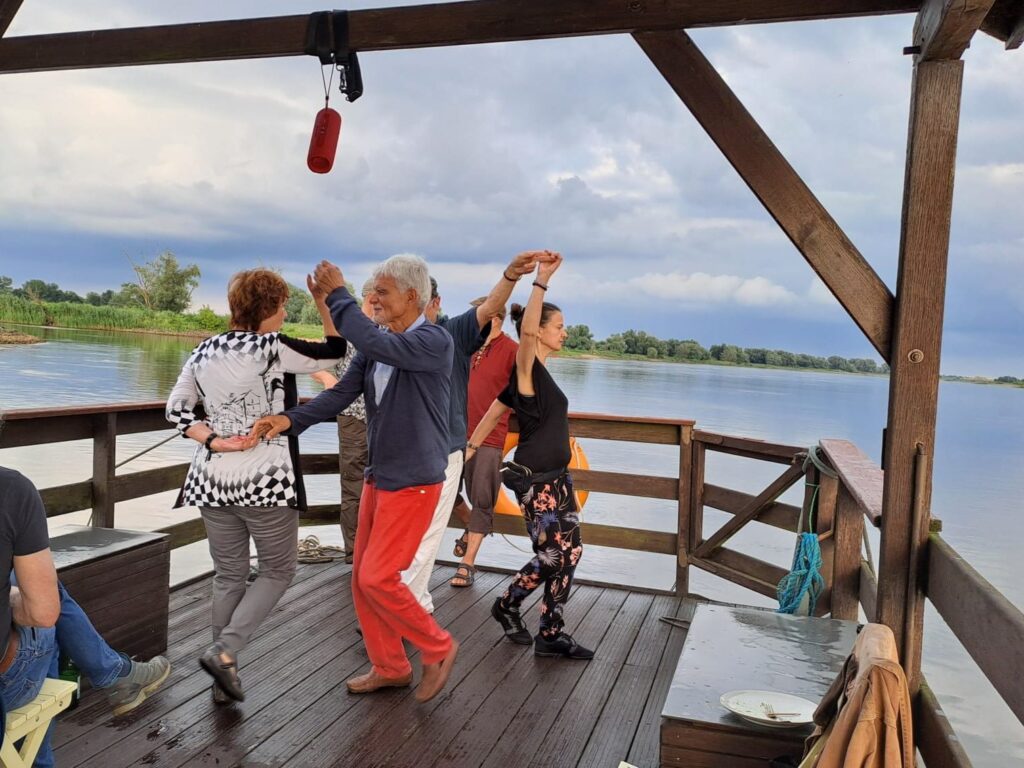 Die letzte Stunde des Salsa-Kurses der KVHs fand auf dem Elbefloß zwischen Neu Darchau und Hitzacker statt.